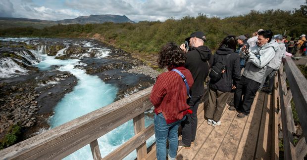 Ferðamenn við Brúarfoss.