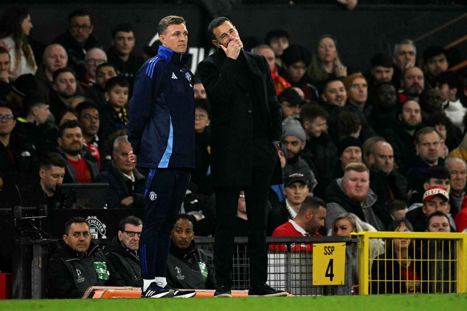 Darren Fletcher ræðir við Ruud van Nistelrooy.