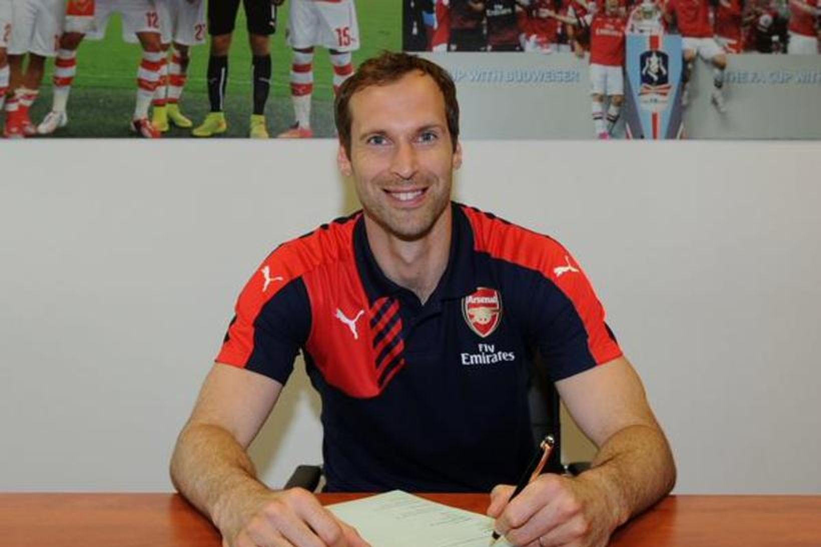 Petr Cech við undirskrift á samningi sínum við Arsenal.