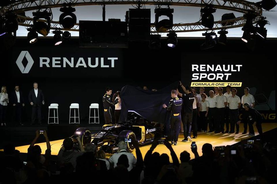 Kevin Magnussen (t.h.) og Jolyon Palmer svipta Renault RS16-bílinn hulum í París í dag.