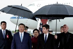 Forseti Kína lenti á Orly-flugvelli í París fyrr í dag. Xi Jinping til vinstri og …