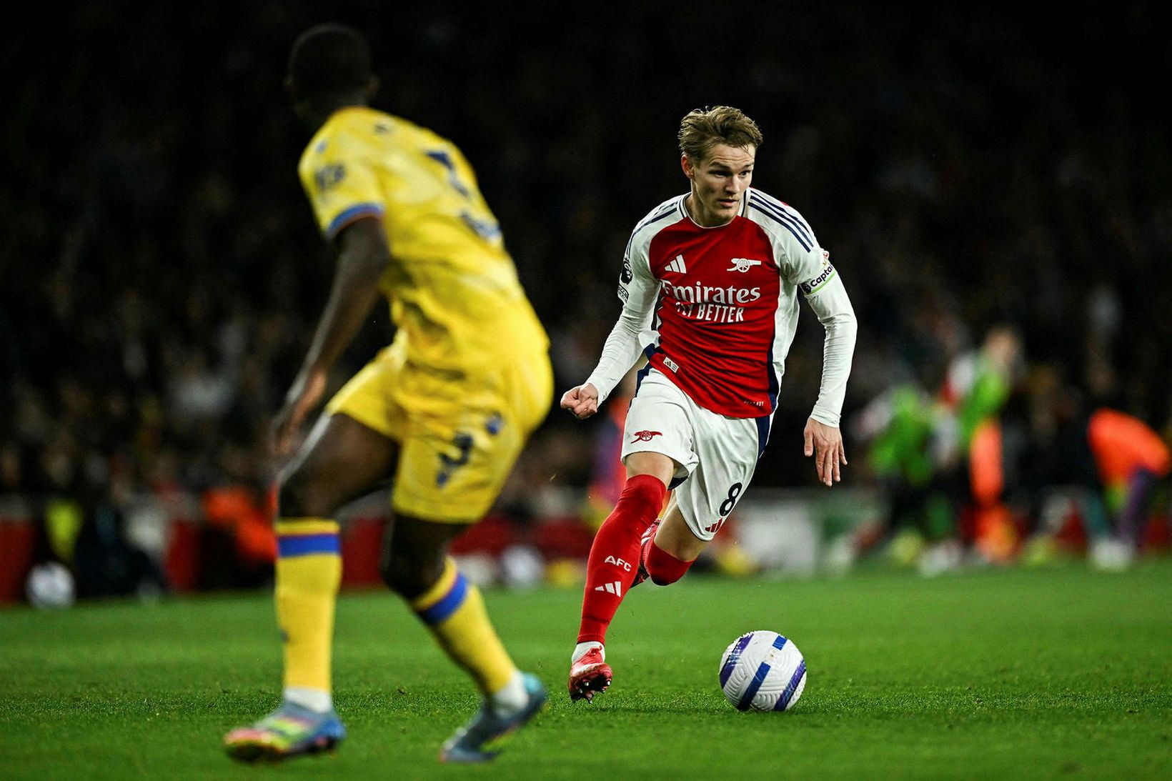 Martin Ödegaard fyrirliði Arsenal með boltann í leiknum gegn Crystal …
