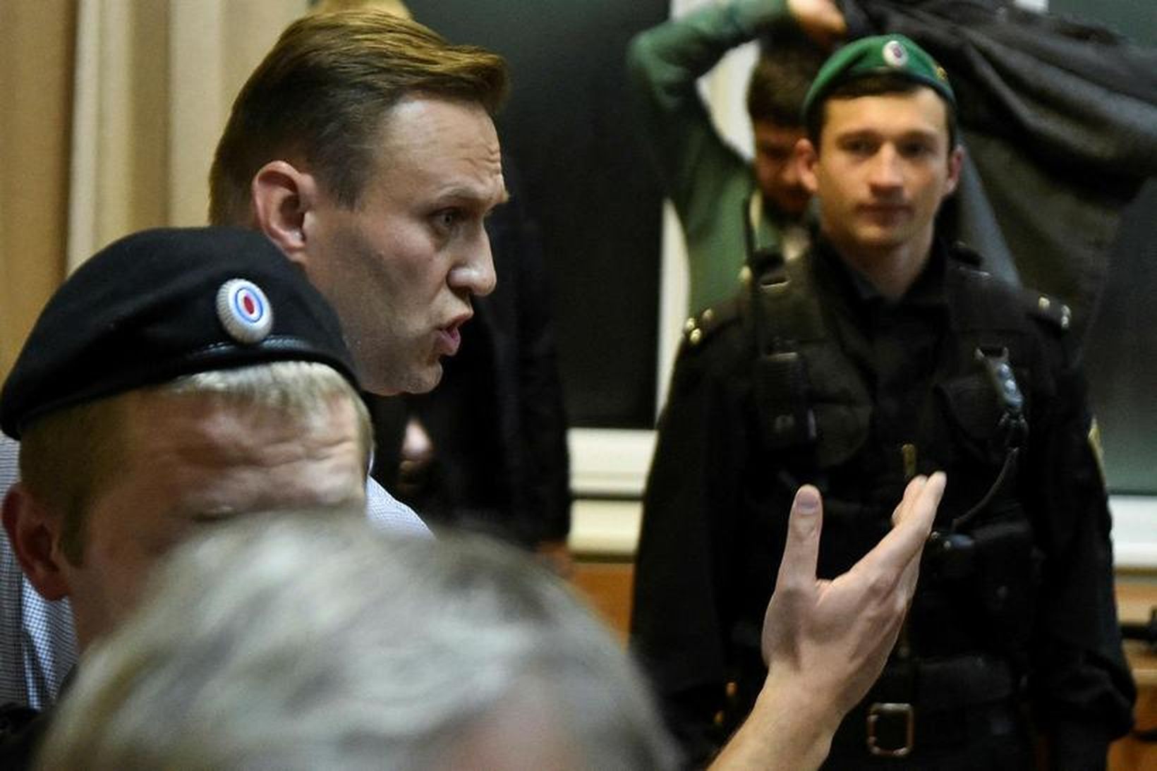 Alexei Navalny í réttarsalnum í dag.