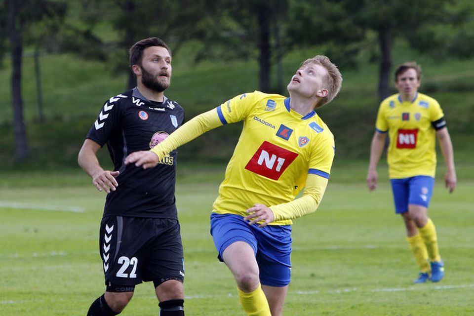 Ólafur Páll Snorrason, leikmaður og aðstoðarþjálfari Fjölnis, ásamt Elvari Árna Aðalsteinssyni KA-manni í kvöld.