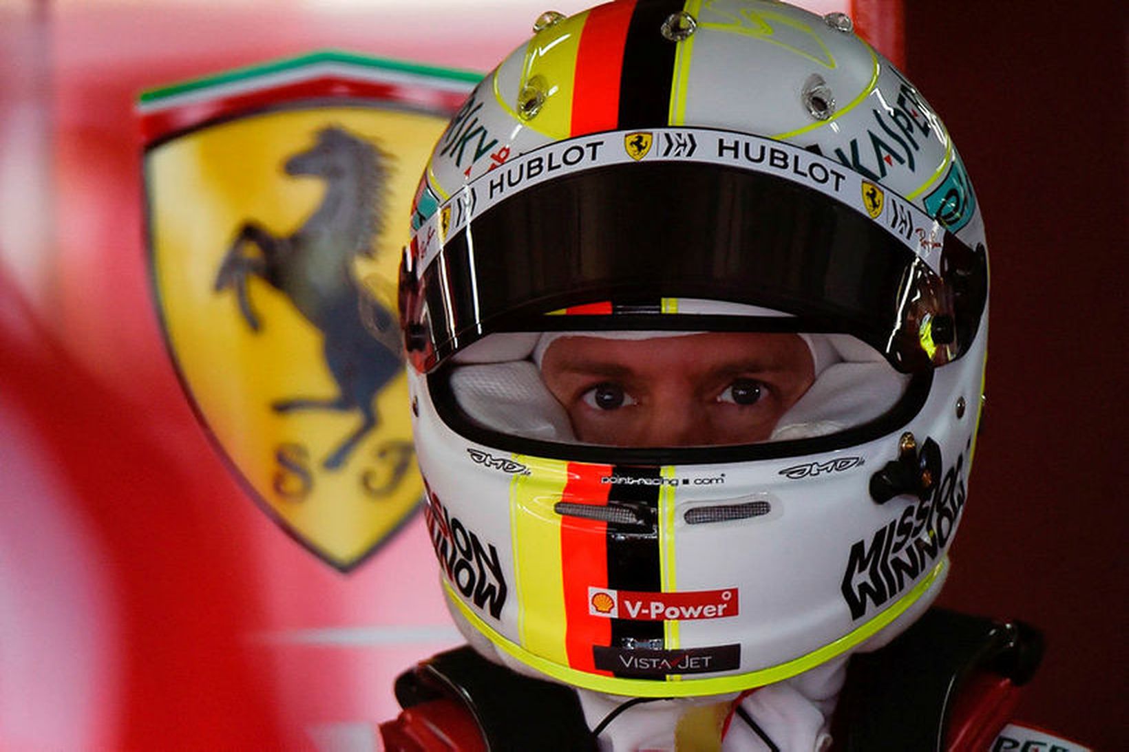 Sebastian Vettel klár til aksturs í bílskúr Ferrari í Sjanghæ …