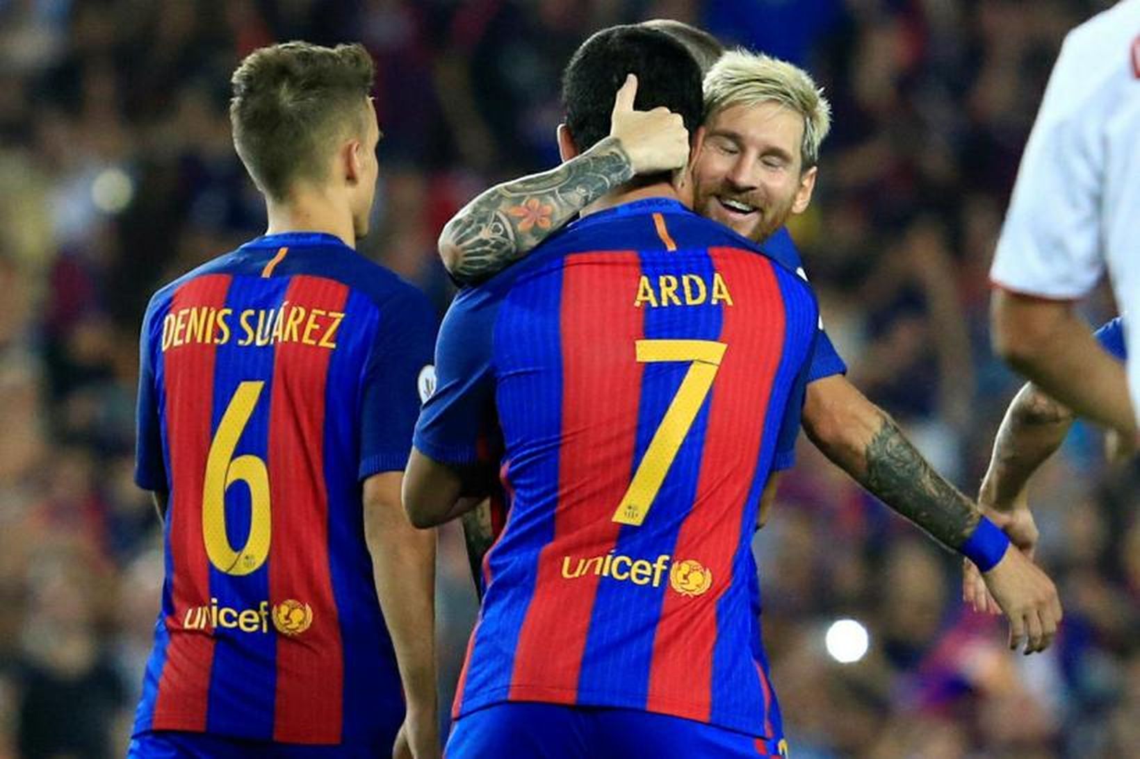 Lionel Messi og Arda Turan fagna marki þess síðarnefnda í …