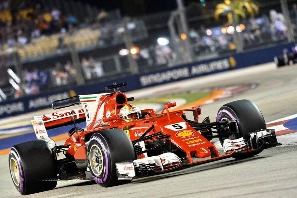 Sebastian Vettel í lokalotu tímatökunnar í Singapúr.