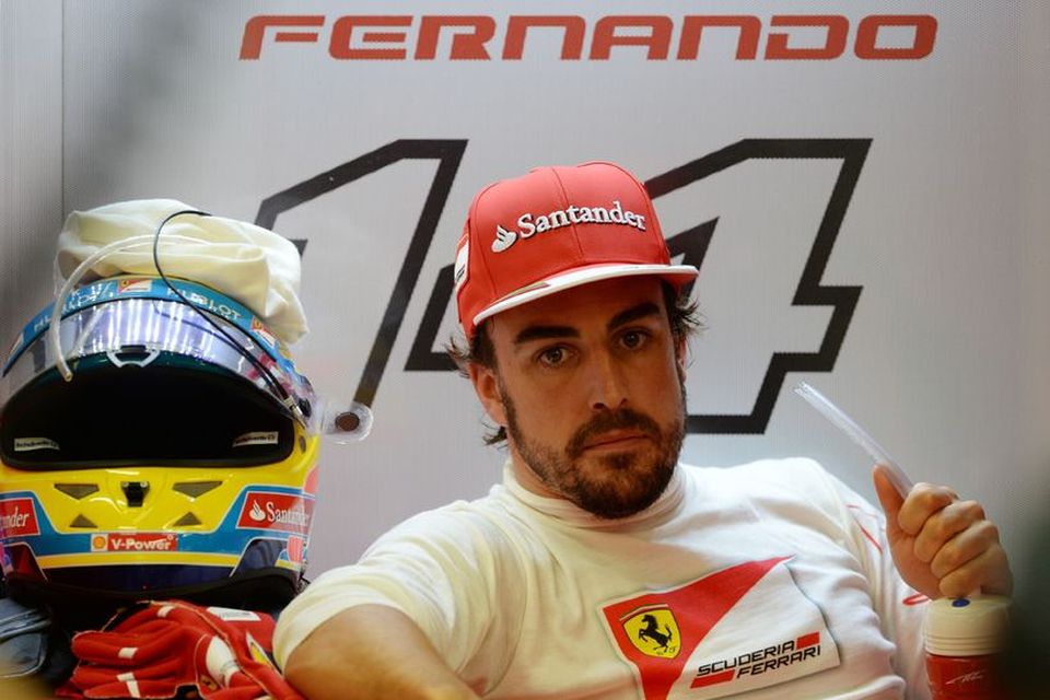 Fernando Alonso einbeittur og afslappaður milli aksturslota í Singapúr í dag.