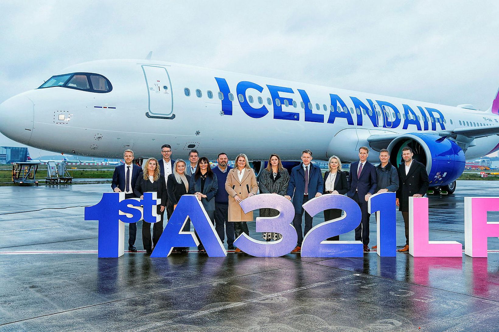 Forráðamenn Icelandair við Airbus vélina sem félagið fékk afhenta í …