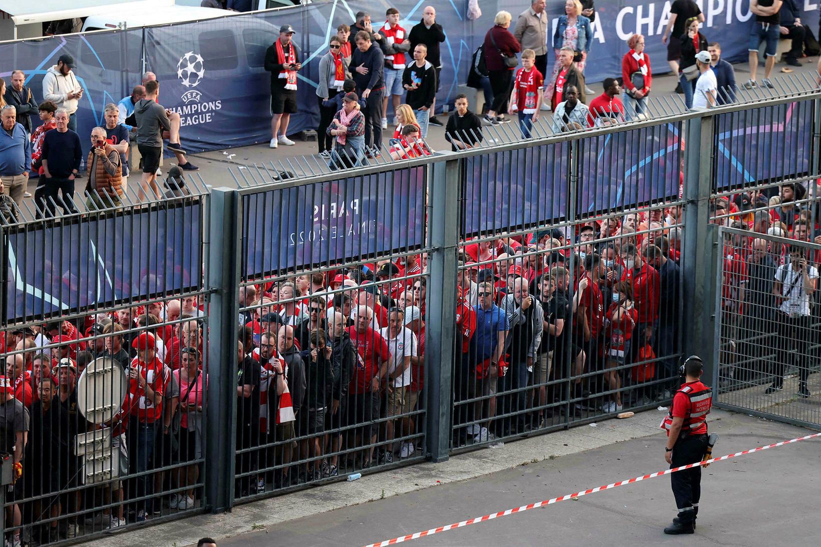 Stuðningsmenn Liverpool í troðningi fyrir utan Stade de France í …