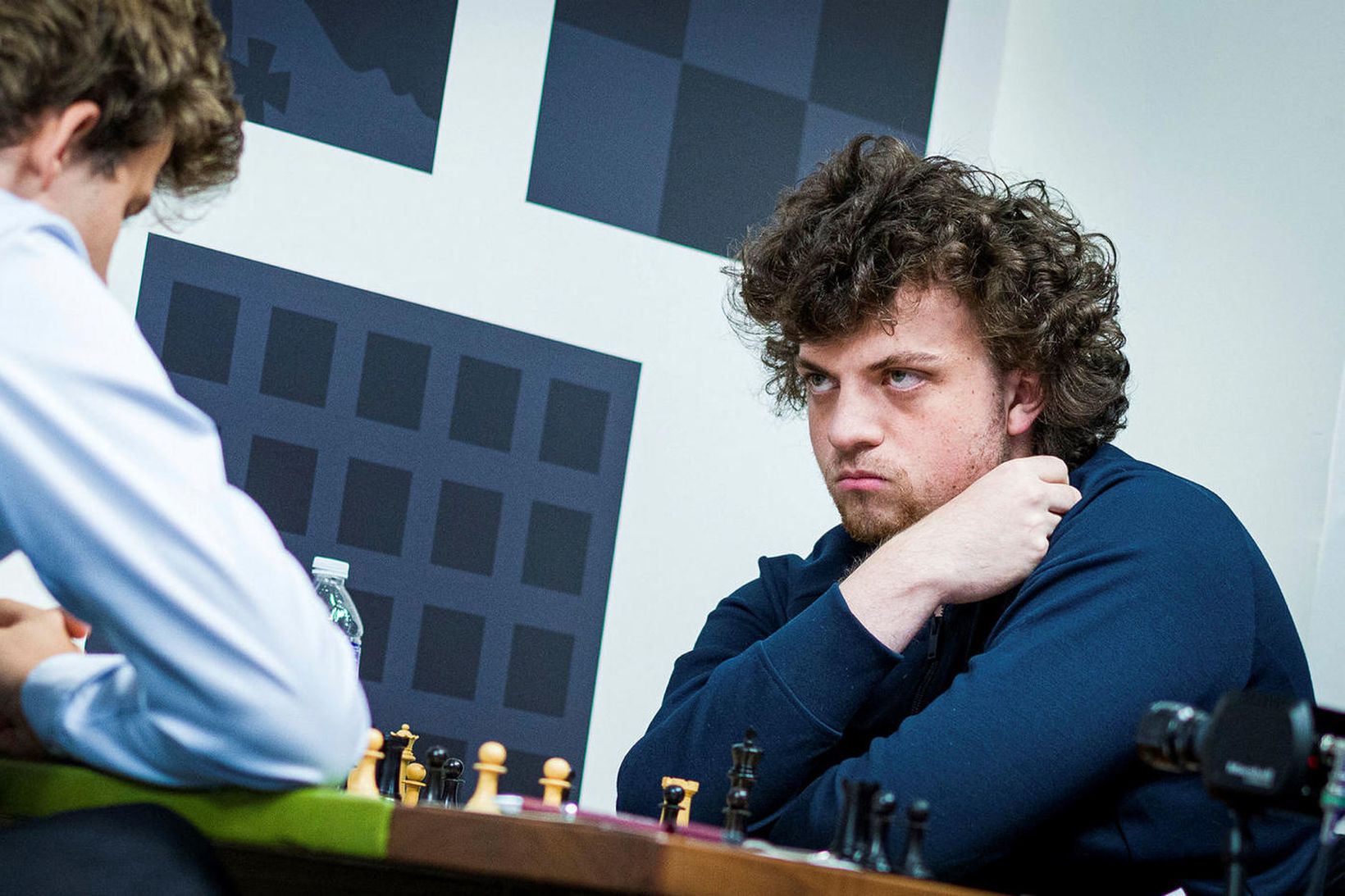 Magnus Carlsen og Hans Niemann að tafli.