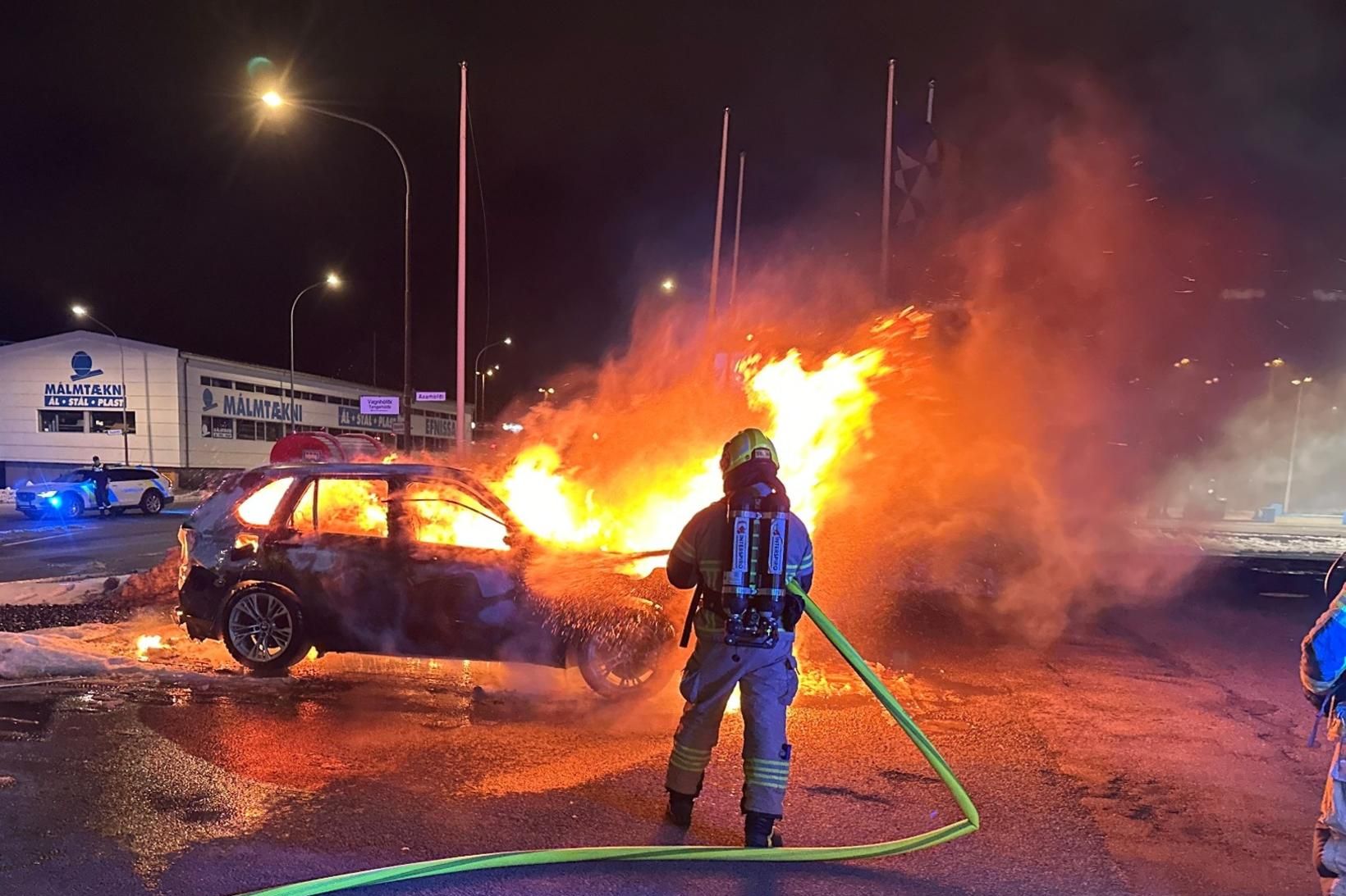 Eldur kviknaði í bíl á Bíldshöfða