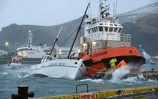 Búast má við hárri ölduhæð, áhlaðanda og töluverðum vindi. Landhelgisgæslan hvetur eigendur báta og skipa …