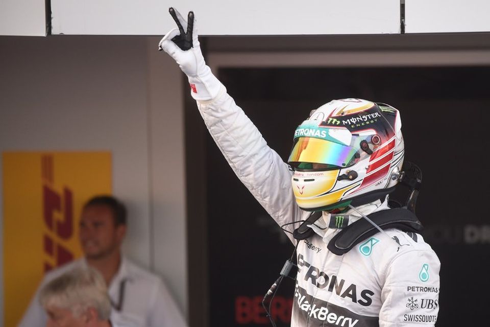Lewis Hamilton fagnar sigri í rússneska kappakstrinum.