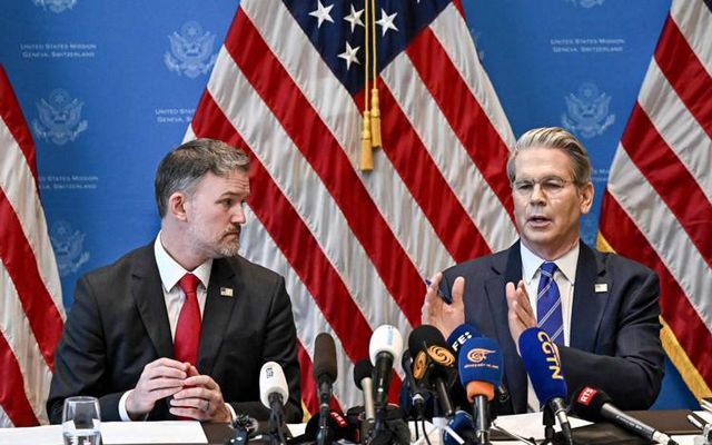 Jamieson Greer viðskiptaráðgjafi Trumps og Scott Bessent fjármálaráðherra greina frá niðurstöðu fundarins í Genf.