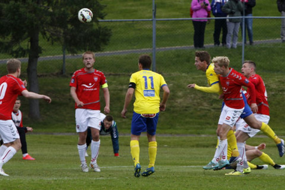 Davíð Rúnar Bjarnason komst næst því að skora fyrir KA í seinni hálfleik. Hann skallar …