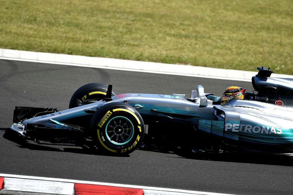 Lewis Hamilton á ferð á Mercedesbílnum.