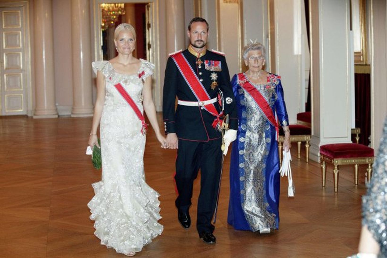 Hákon prins, Mette Marit og Astrid prinsessa koma til veislunnar.