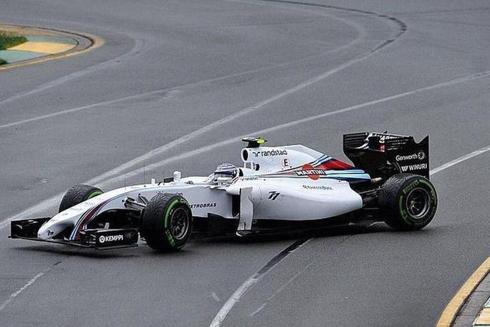 Valtteri Bottas hjá Williams í smávegis hliðarskriði á rakri braut í Melbourne.