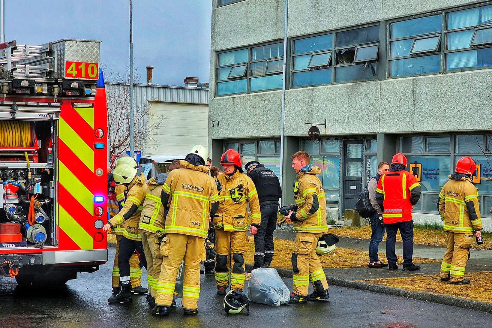 Slökkviliðið að störfum á Funahöfða.