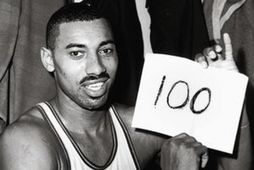 Wilt Chamberlain að loknum 100 stiga leiknum.