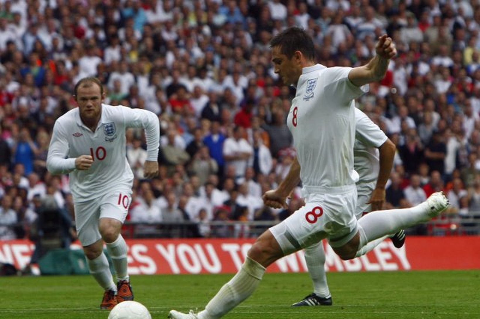 Frank Lampard skoraði strax á 7. mínútu, úr vítaspyrnu.