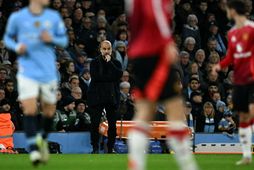 Pep Guardiola fylgist með á Etihad-leikvanginum í gær.