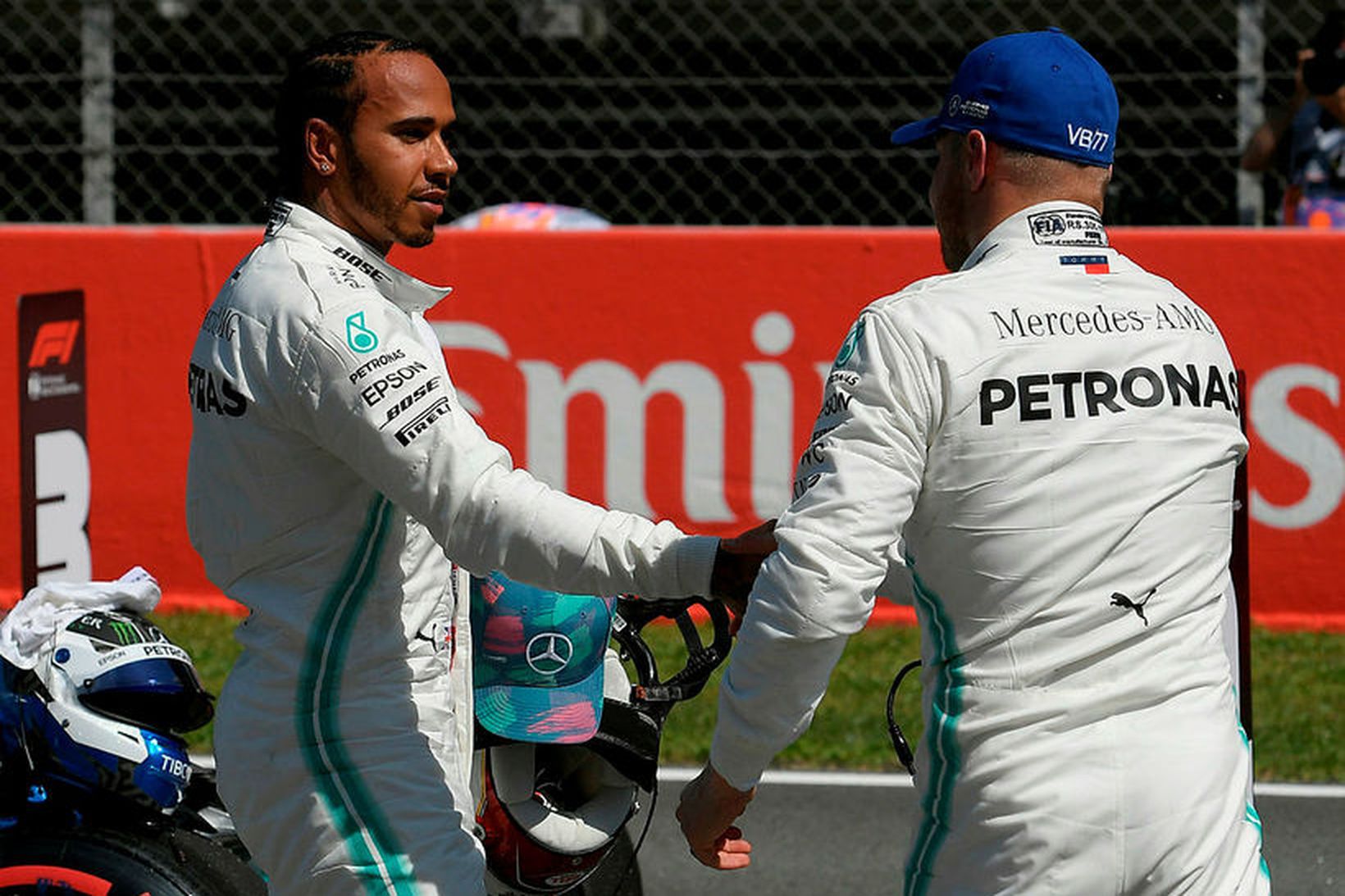 Lewis Hamilton (t.v.) óskar Valtteri Bottas til haminngju með ráspólinn.
