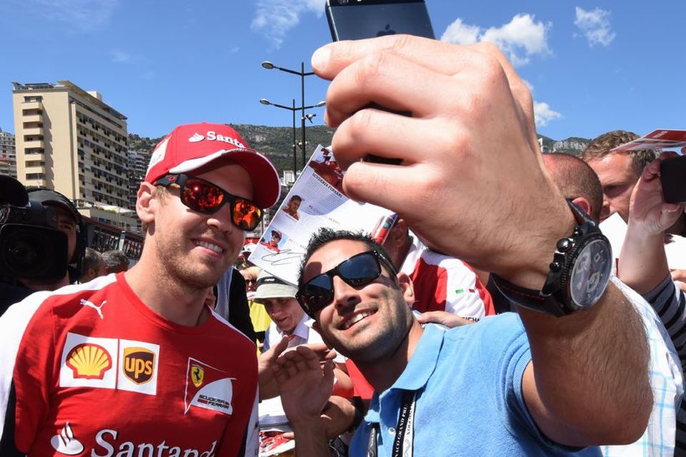 Sebastien Vettel sinnir aðdáendum í Mónakó í morgun.