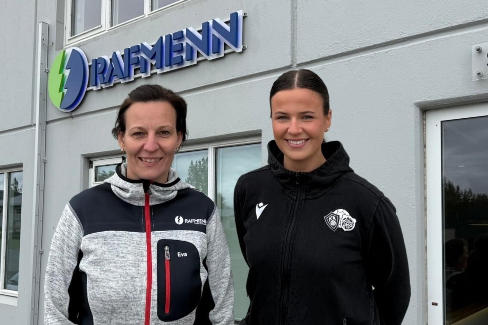 Tinna Valgerður Gísladóttir (t.h.) kát með nýja samninginn.