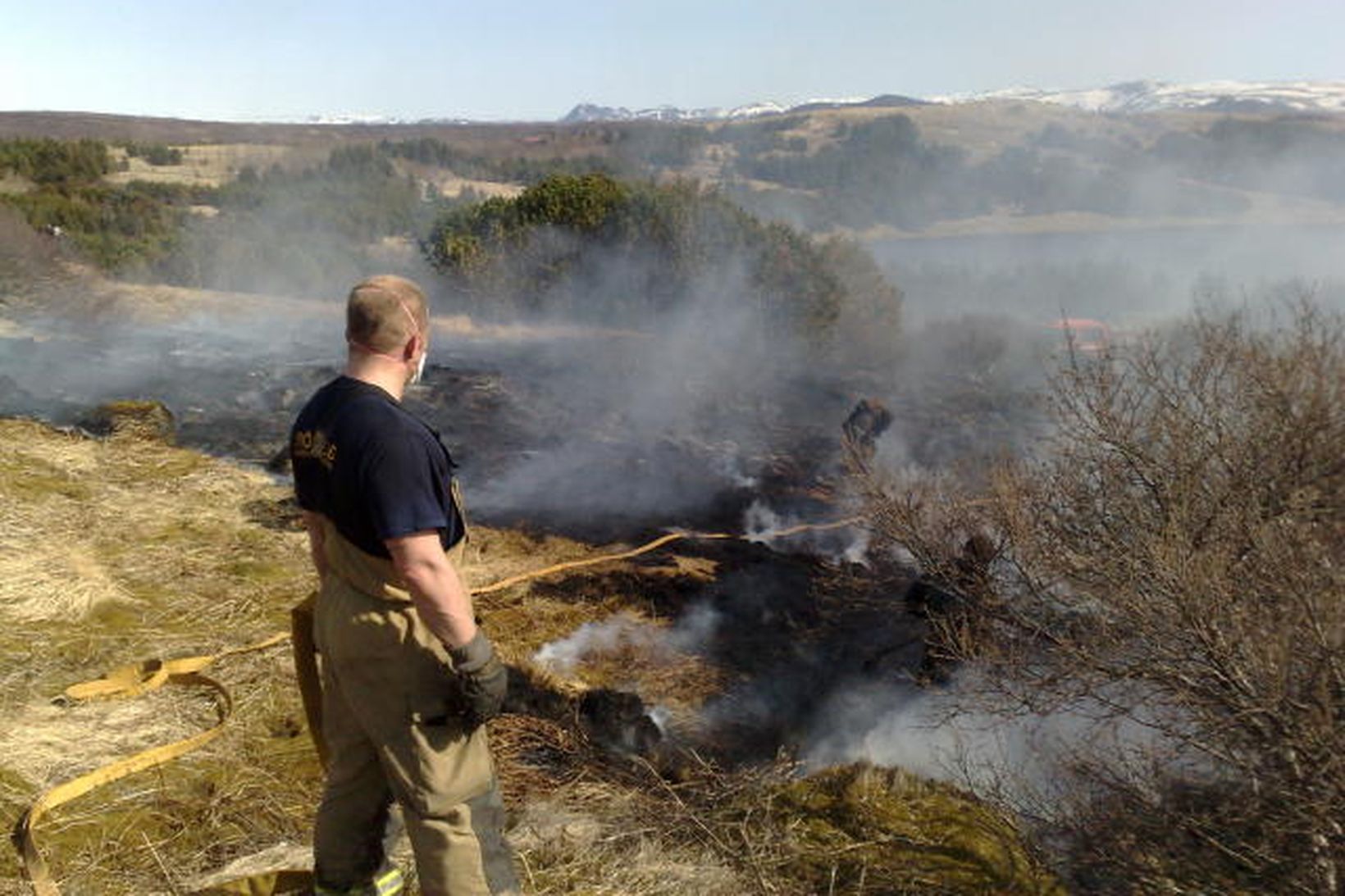 Erfiðlega gengur að hemja sinubrunann við Hvaleyrarvatn.