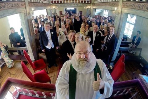 With the help of a 'selfie stick', Rev. Ægisson caught the entire congregration in one smily shot.