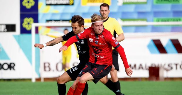 Enes Þór Enesson Cogic úr Aftureldingu með boltann í kvöld. Kristinn Steindórsson sækir að honum.