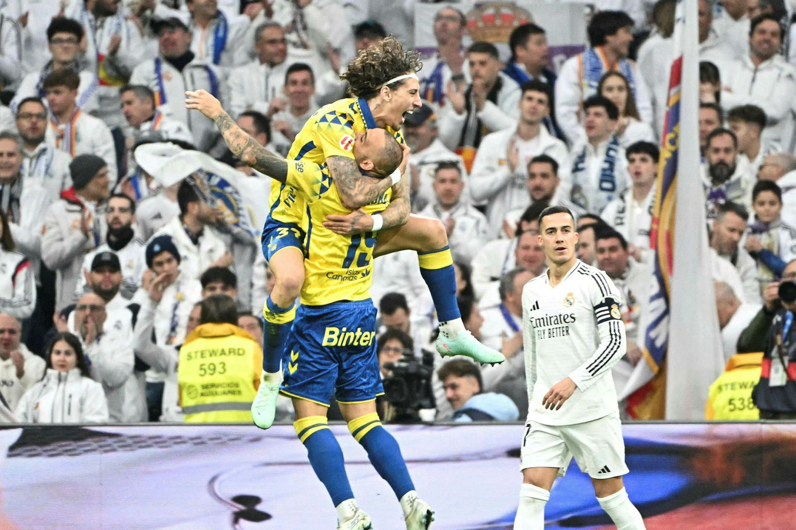 Leikmenn Las Palmas fagna marki í leik gegn Real Madrid …