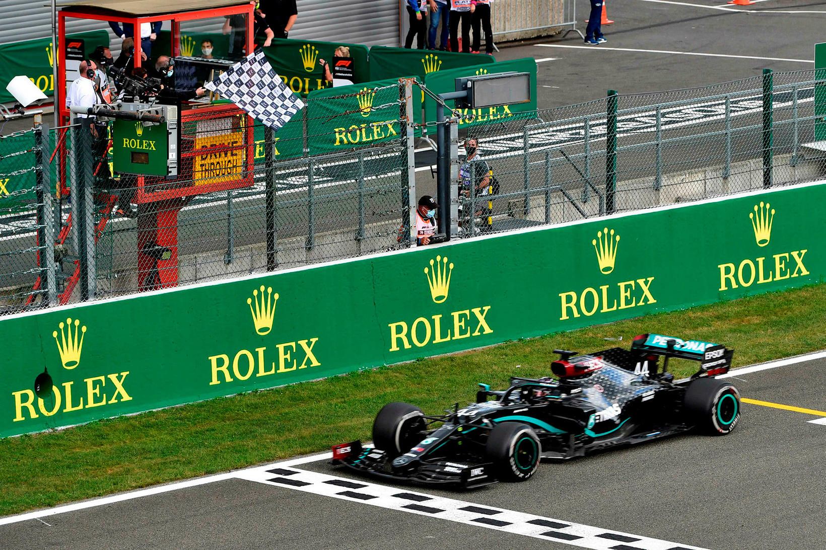 Lewis Hamilton ekur yfir endamarkslínuna í Spa-Francorchamps rétt í þessu.