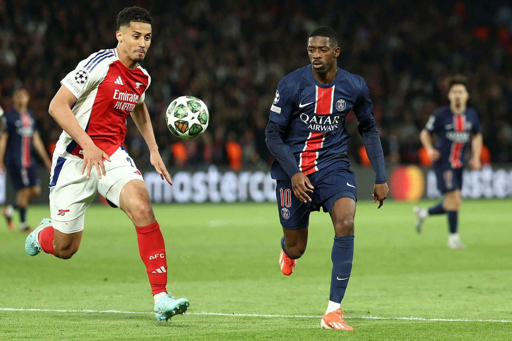 William Saliba og Ousmane Dembélé í leik Arsenal og París …