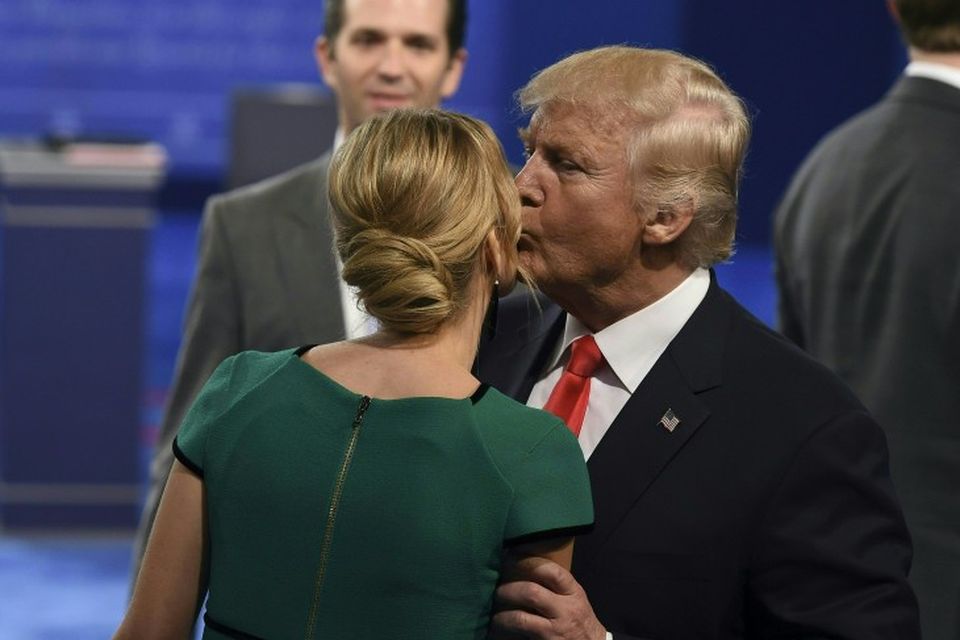 Donald Trump kyssir dóttur sína Ivönku.