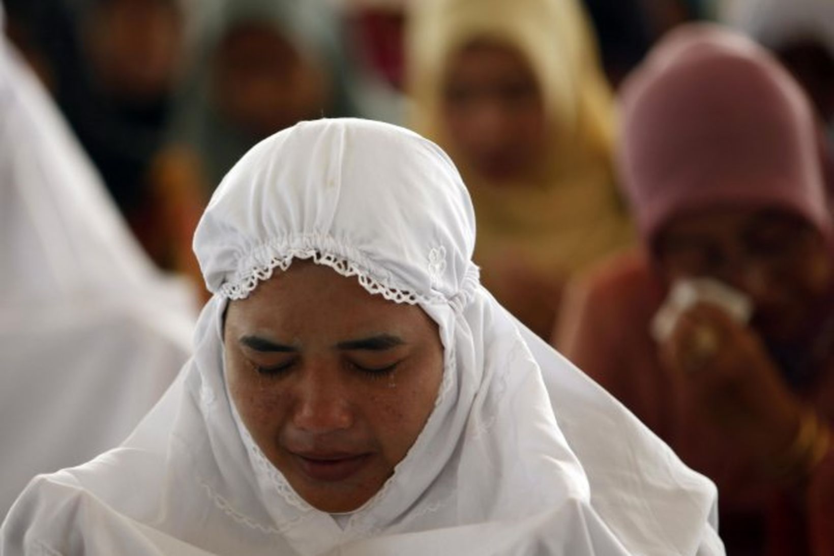 Kona frá Aceh á Indónesíu minnist fórnarlamba flóðanna fyrir fimm …