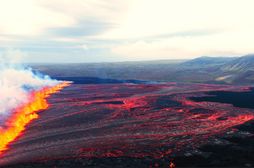 Myndskeið sýnir gosstöðvarnar í björtu