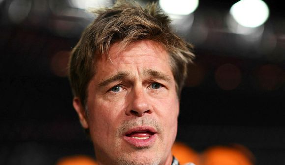 Brad Pitt fluttur inn með kærustunni