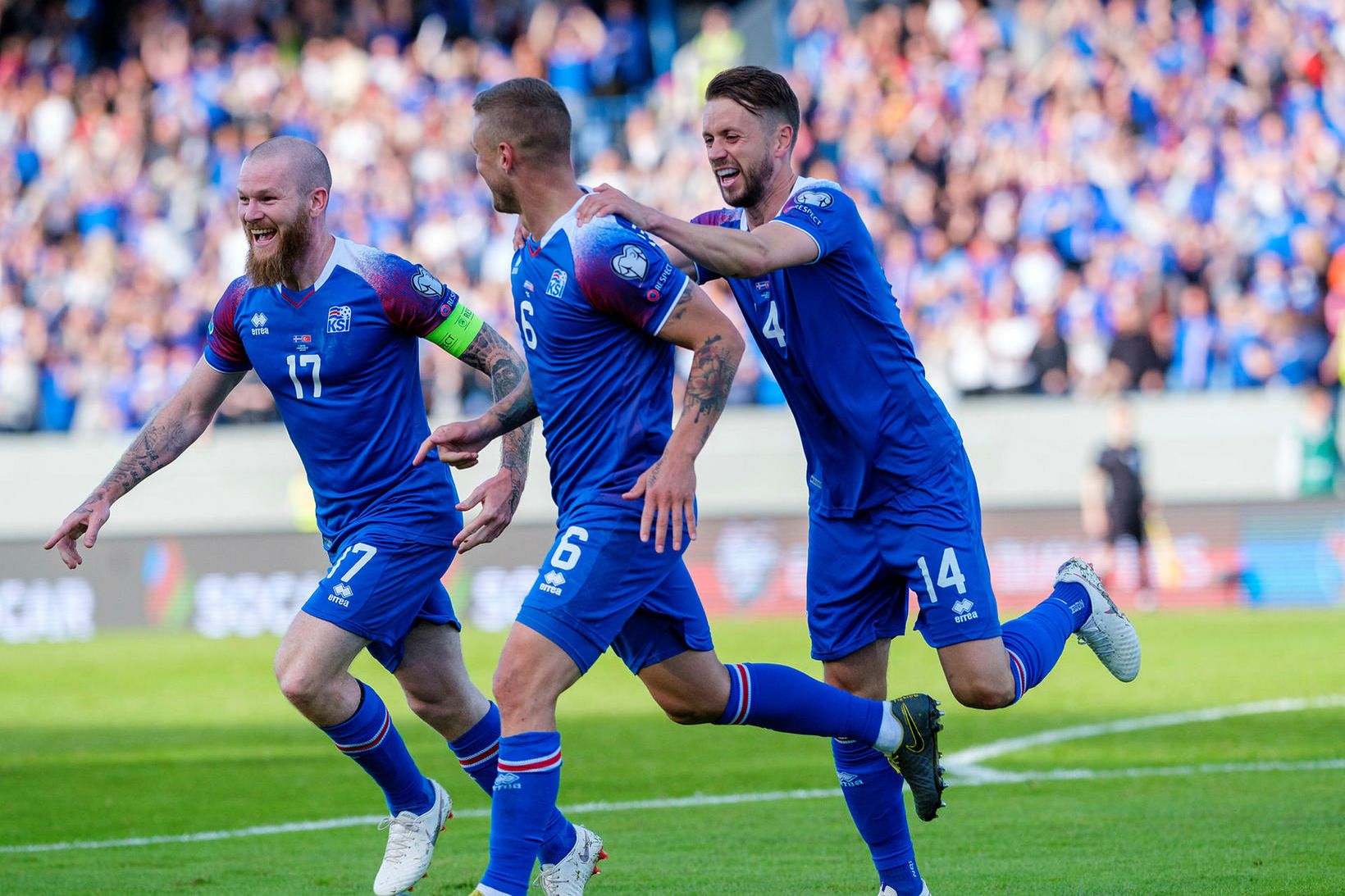 Aron Einar Gunnarsson, Ragnar Sigurðsson og Kári Árnason fagna marki …