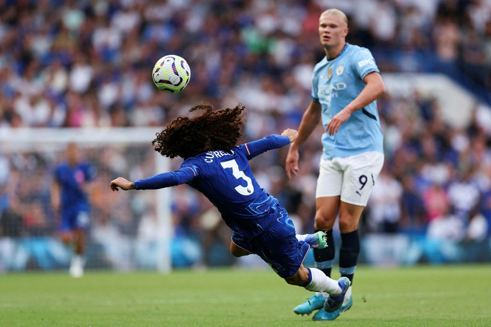 Marc Cucurella og Erling Haaland í leiknum í gær.