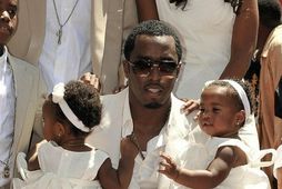 Hér er Diddy ásamt tvíburunum D'Lila Star og Jesse James árið 2008. Nú eru stelpurnar …