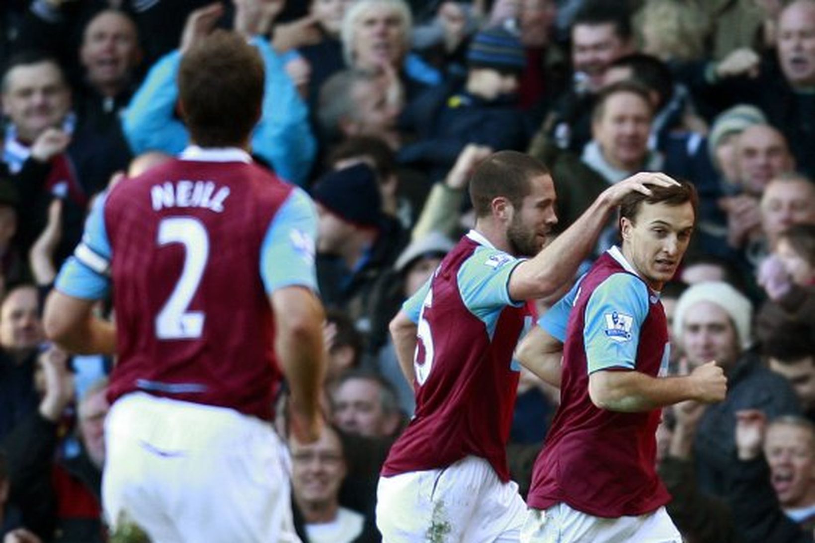 Leikmenn West Ham fagna marki í ensku úrvalsdeildinni í vor.