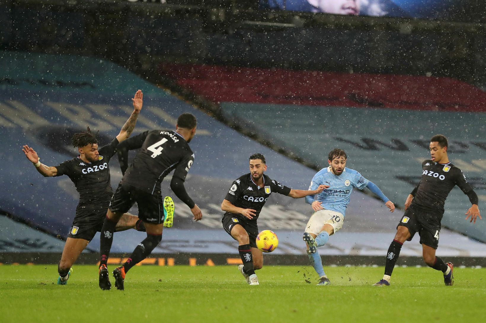 Bernardo Silva skorar markið umdeilda gegn Aston Villa.