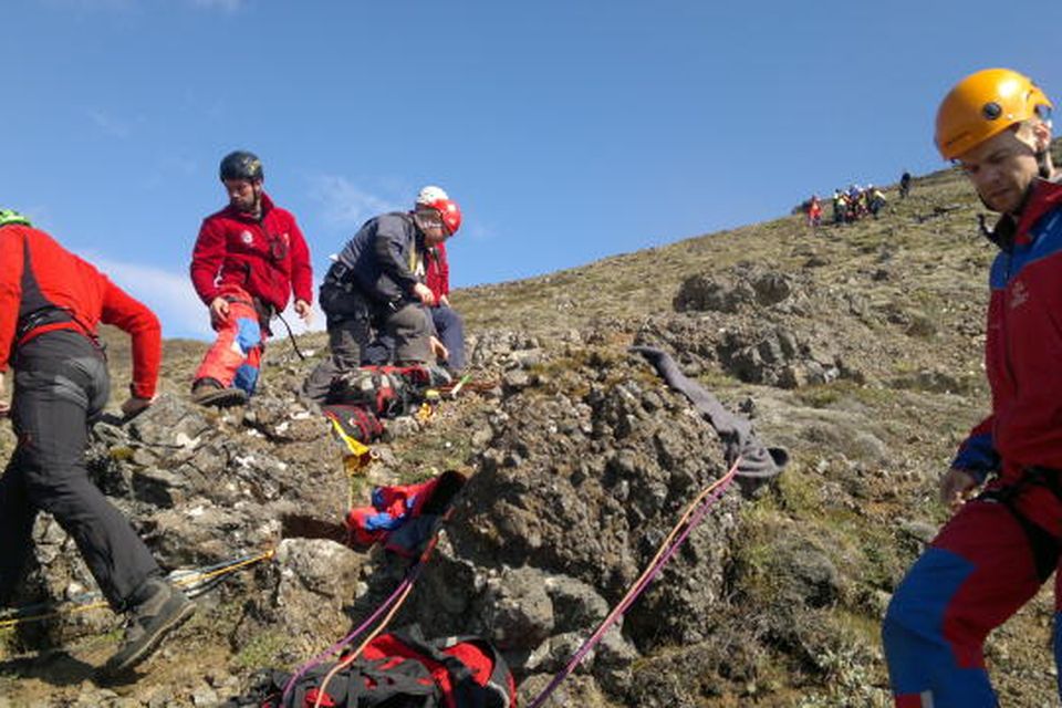 Björgunarsveitarmenn flytja manninn sem brotlenti í Hafrafelli, niður úr fjallinu.