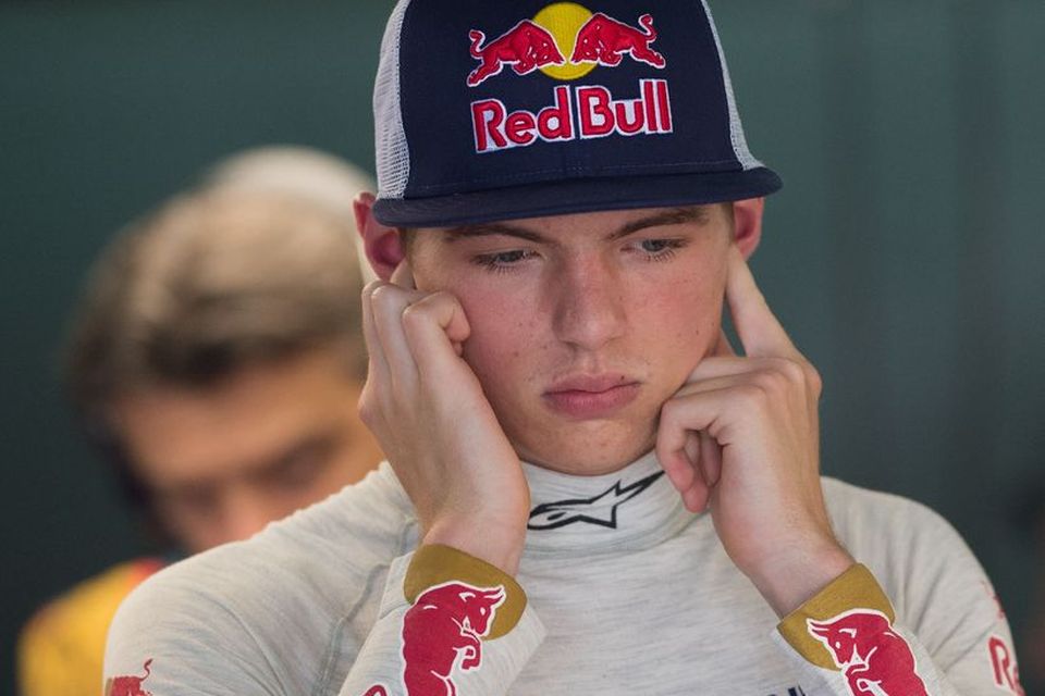 Max Verstappen ver hljóðhimnurnar í bílskúr Toro Rosso í Sepang.