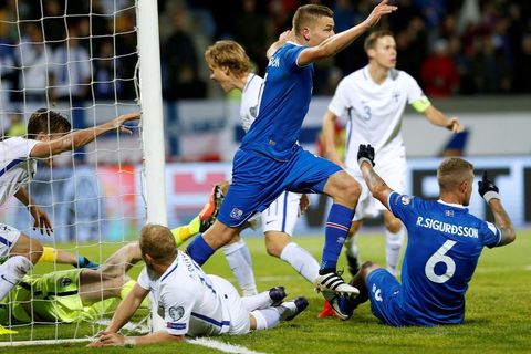 Alfreð Finnbogason fagnar markinu umdeilda.