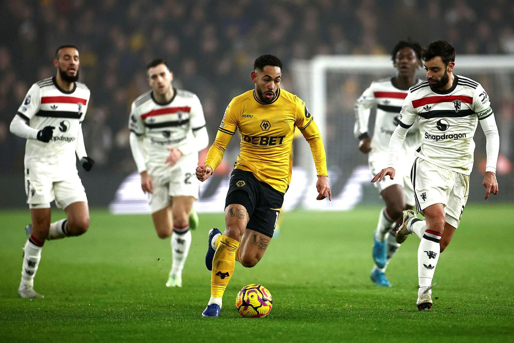 Matheus Cunha umkringdur leikmönnum Manchester United.