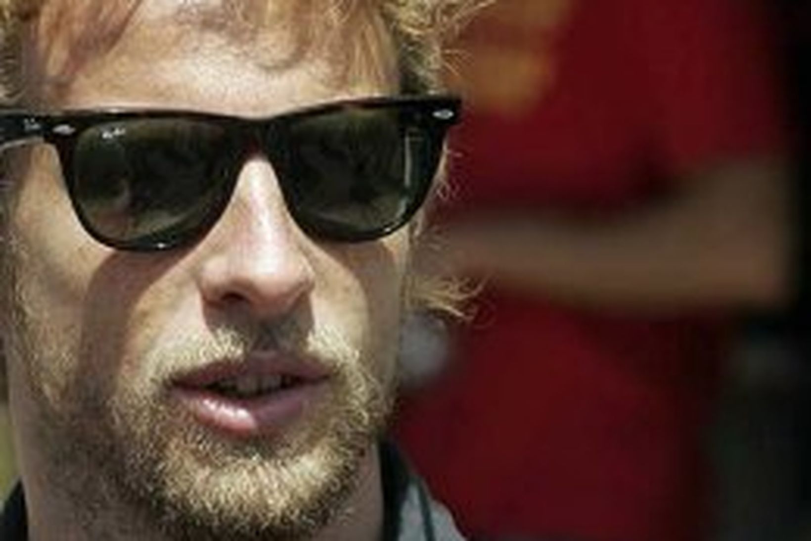 Jenson Button situr fyrir svörum hjá blaðamönnum í Búdapest.